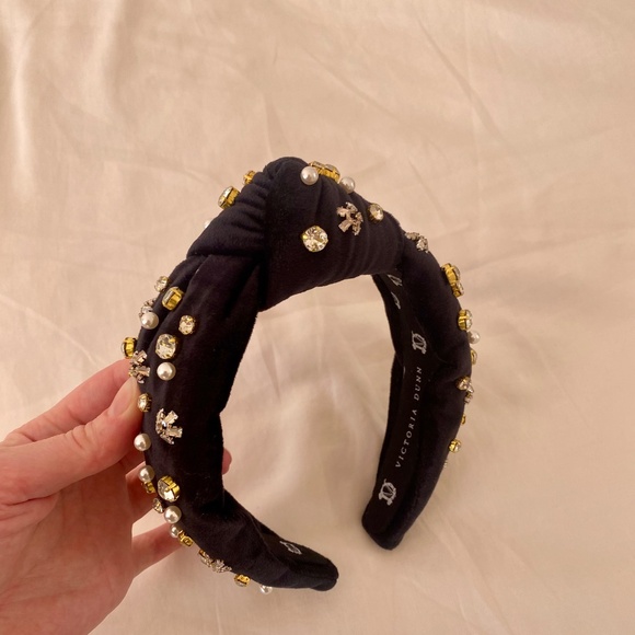 Black sparkly flower and pearl headband - Picture 4 of 4
